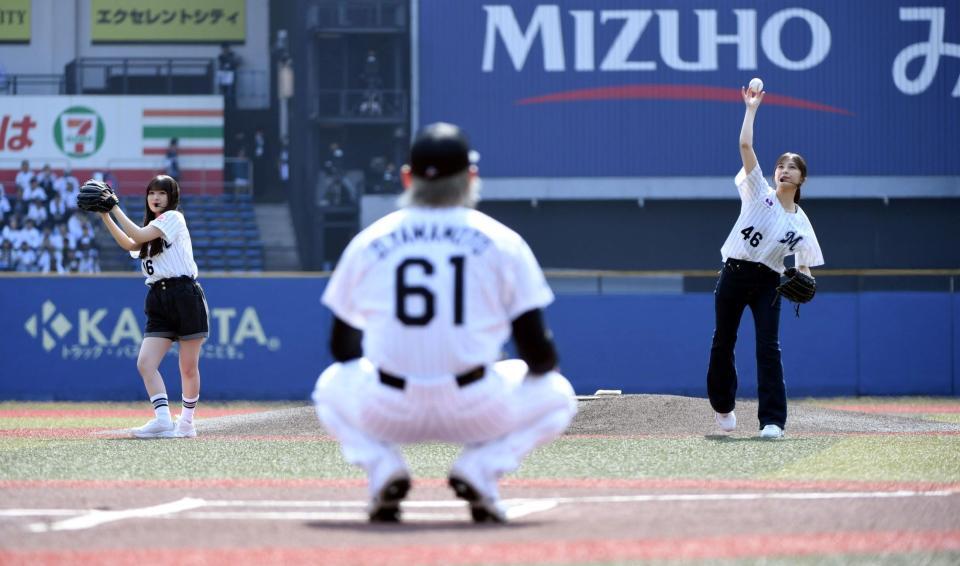 セレモニアルピッチを行う乃木坂野球部の柴田柚菜（右）と小川彩（撮影・佐藤厚）