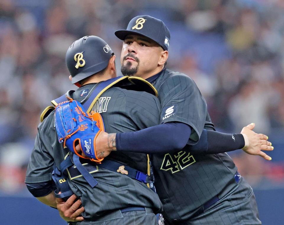 最後を締めくくり、若月（左）とハグを交わすマチャド（撮影・立川洋一郎）