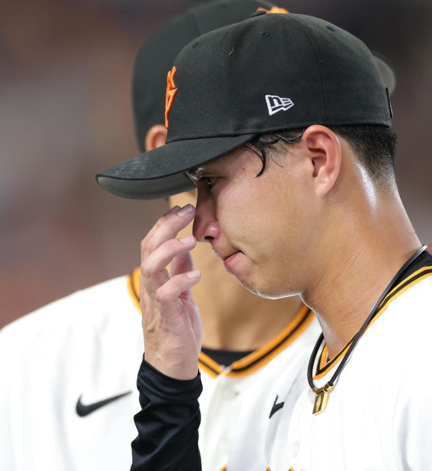 ３回、降板となり、肩を落とす山城（撮影・西岡正）