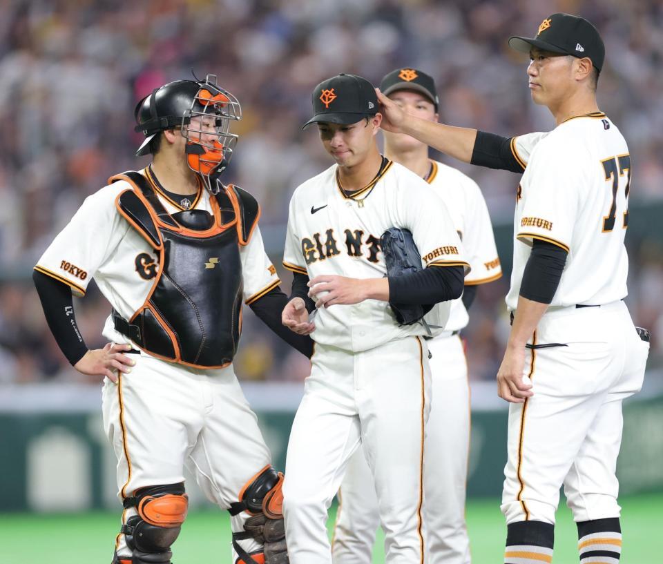 ３回、降板となり、肩を落とす山城（撮影・西岡正）