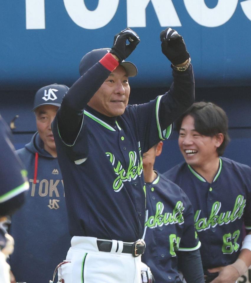 ８回、逆転し、喜ぶ池山監督（撮影・石井剣太郎）