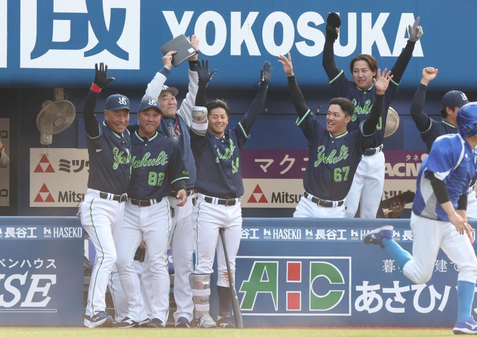 ８回、逆転し、喜ぶ池山監督（左端）らヤクルトナイン（撮影・石井剣太郎）