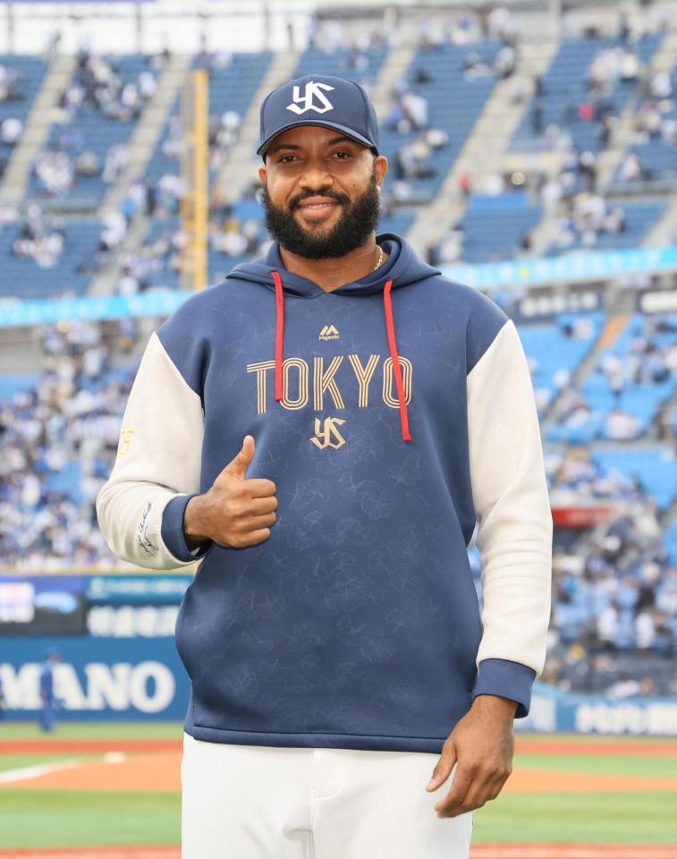 ポーズをとるサンタナ（撮影・石井剣太郎）