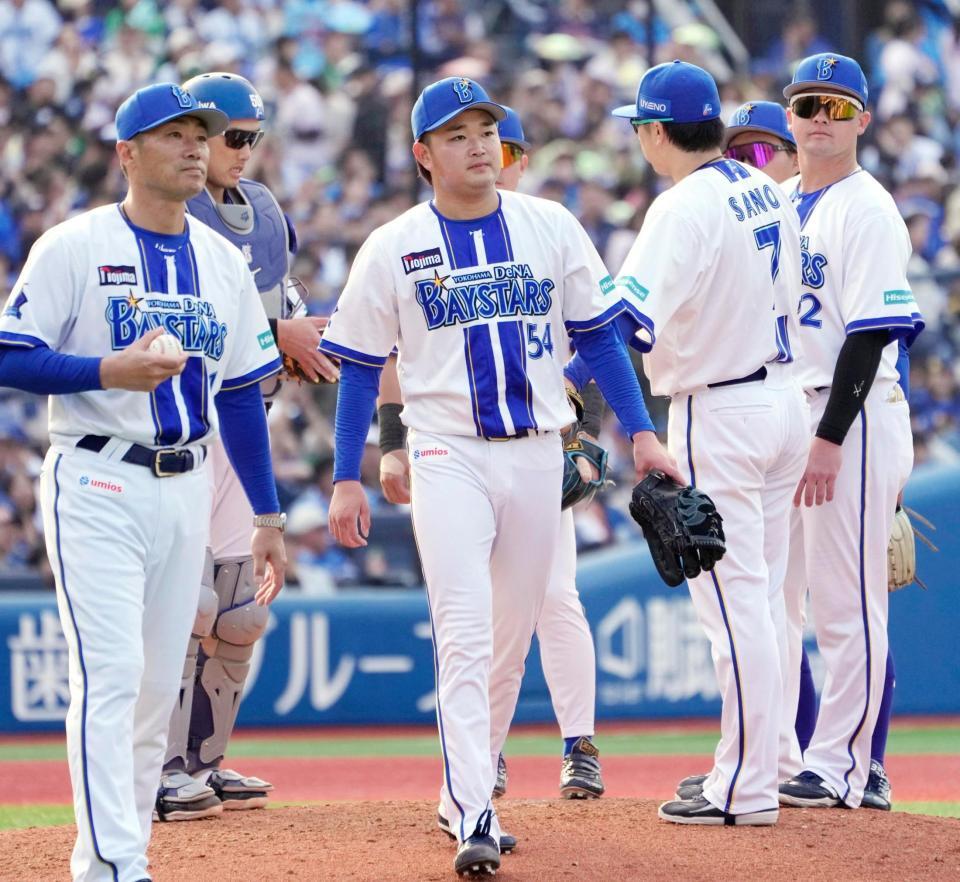 ８回途中、逆転を許し交代を告げられた先発の石田裕（中央）。左は相川監督