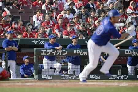 　９回の攻撃を見守る井上監督（左から３人目）