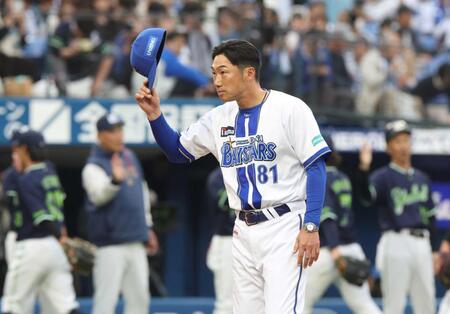 　敗戦後、ファンにあいさつする相川監督（撮影・石井剣太郎）