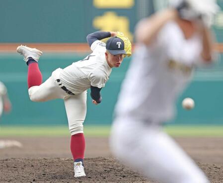 　５回、力投する大阪桐蔭・吉岡（撮影・中田匡峻）
