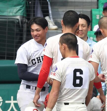 　試合後、智弁学園の選手たちと健闘をたたえ合う中京大中京・安藤（左）＝撮影・西田忠信