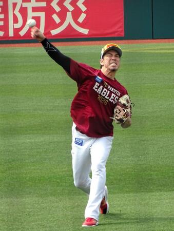 ホーム開幕を控えて、練習する前田健