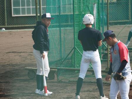 選手に話しかける小坂監督（左）