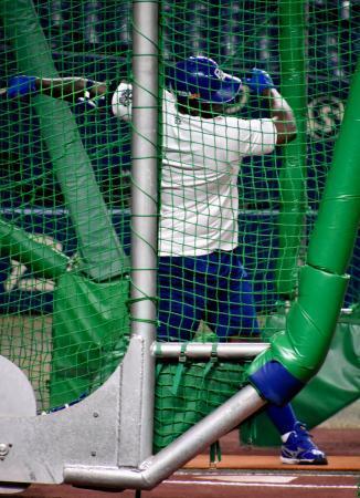 　打撃練習をする中日・サノー＝バンテリンドーム