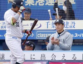 　９回、試合を見守るサブロー監督