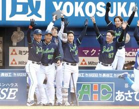 　８回、逆転に沸く、池山監督（左端）らヤクルトベンチ（撮影・石井剣太郎）