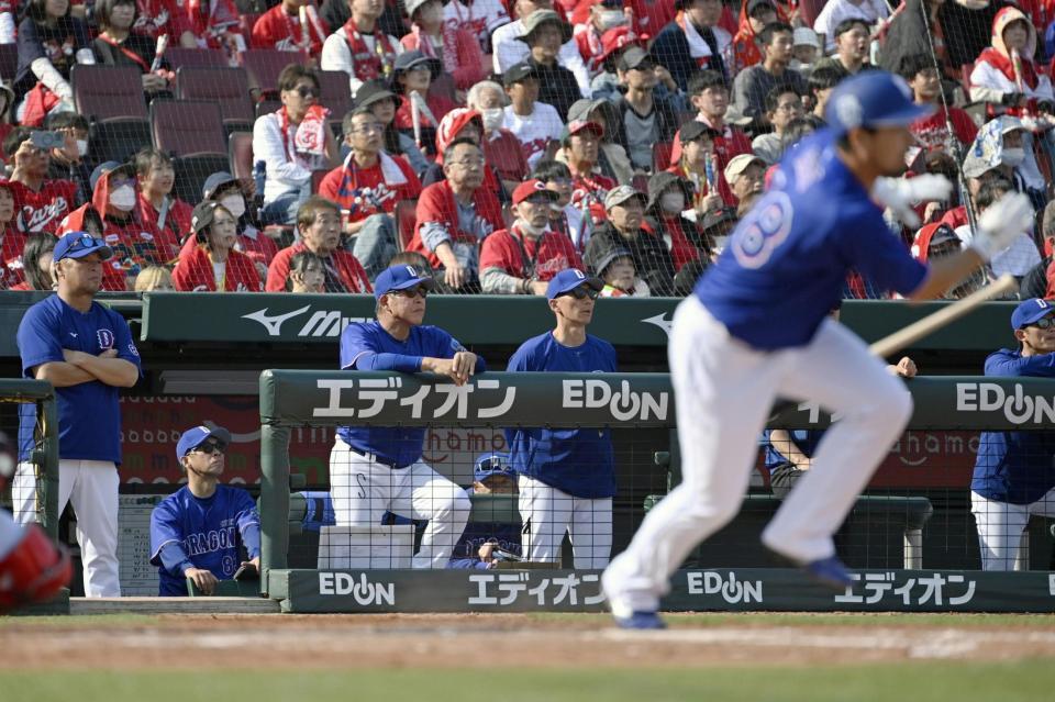 　９回の攻撃を見守る井上監督（左から３人目）