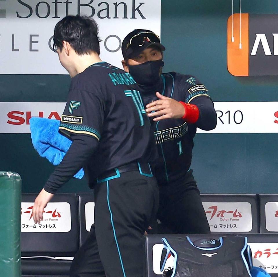 　４回裏終了後、有原（左）をねぎらう新庄監督（撮影・中島達哉）