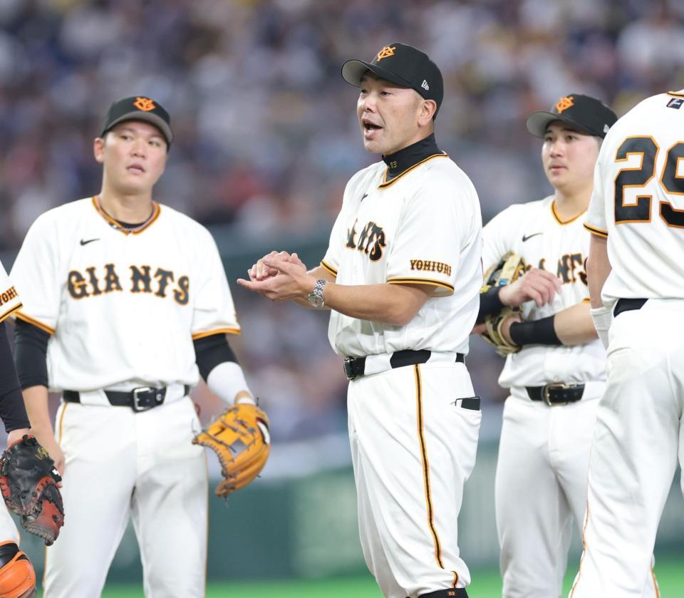 ８回、継投のため、マウンド上で投手を待つ阿部監督（撮影・西岡正）