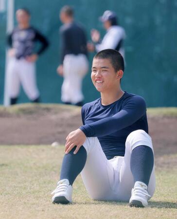 　大阪桐蔭との決勝を前に、練習で笑顔を見せる智弁学園・杉本