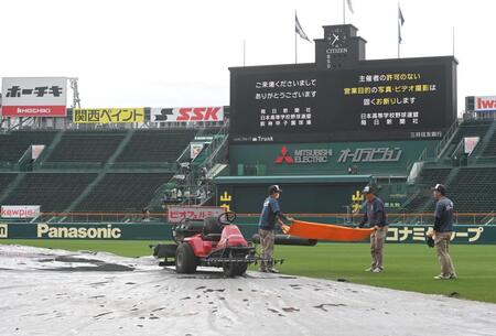 グラウンド整備をする阪神園芸のスタッフ（撮影・高部洋祐）