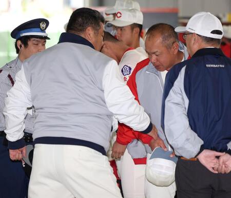 言葉を交わす大阪桐蔭・西谷浩一監督（左）と智弁学園・小坂将商監督（撮影・中田匡峻）