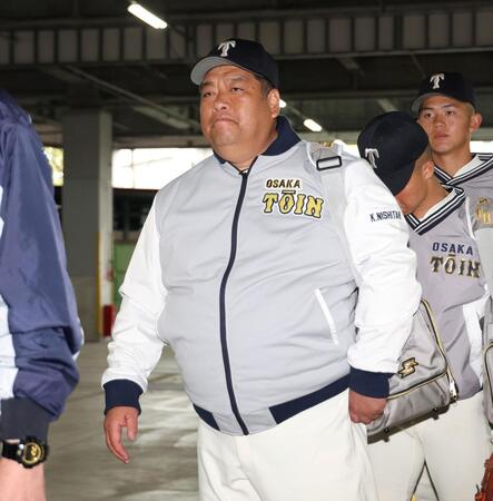 球場入りする大阪桐蔭・西谷浩一監督（撮影・中田匡峻）