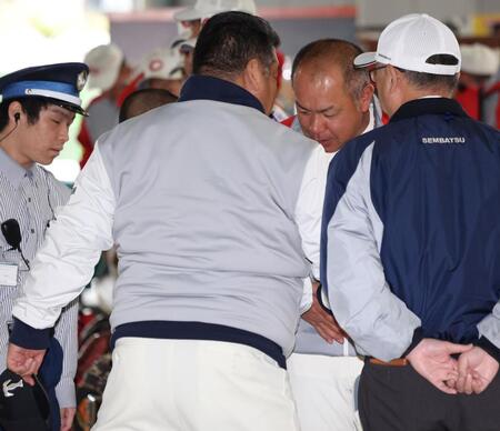 言葉を交わす大阪桐蔭・西谷浩一監督（左）と智弁学園・小坂将商監督（撮影・中田匡峻）