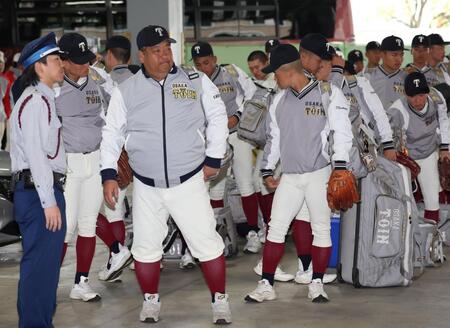 球場入りする大阪桐蔭・西谷浩一監督（中央）ら大阪桐蔭ナイン（撮影・中田匡峻）