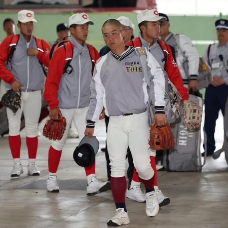 球場入りする主将の大阪桐蔭・黒川虎雅（撮影・中田匡峻）