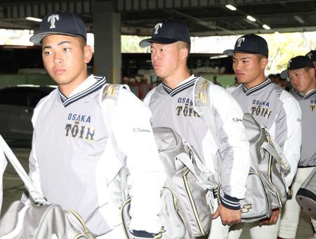 球場入りする大阪桐蔭・吉岡貫介（中央）＝撮影・中田匡峻