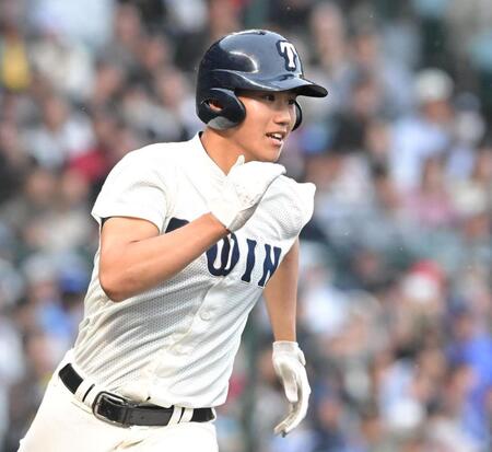 ２回、先制打を放ち駆け出す大阪桐蔭・中村勇斗（撮影・高部洋祐）
