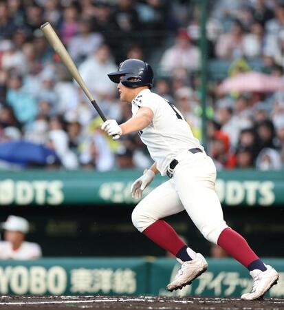 ２回、右前に先制適時打を放つ大阪桐蔭・中村勇斗（撮影・中田匡峻）