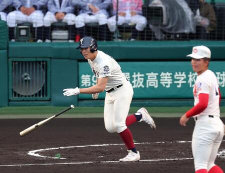 ２回、右前へ先制適時打を放つ大阪桐蔭・中村勇斗（撮影・立川洋一郎）