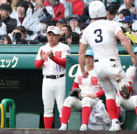 ４回、智弁学園・北川温久がスクイズを決め、生還した三走の智弁学園・逢坂悠誠（右）を見つめながら手をたたく智弁学園・小坂将商監督（撮影・中田匡峻）