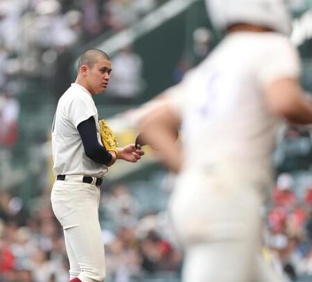 ６回、智弁学園・逢坂悠誠（手前）に同点ソロを浴びた大阪桐蔭・川本晴大（撮影・中田匡峻）