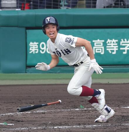 ７回、左前へ２点適時打を放つ大阪桐蔭・黒川虎雅（撮影・立川洋一郎）