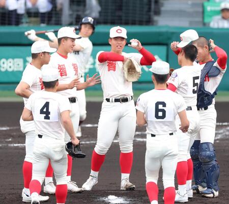 ３回、３点目を奪われた智弁学園・杉本真滉（中央）のもとに集まる智弁学園ナイン（撮影・立川洋一郎）