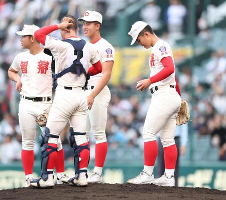 ３回、大阪桐蔭・藤田大翔に２点適時二塁打を浴び、マウンドに集まる智弁学園・杉本真滉（右）ら智弁学園ナイン（撮影・中田匡峻）