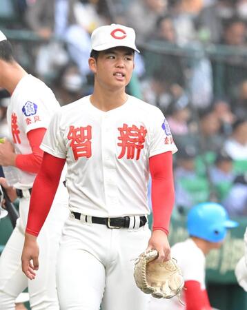 ２点を失った３回を投げ終え、悔しそうにベンチに戻る智弁学園・杉本真滉（撮影・高部洋祐）