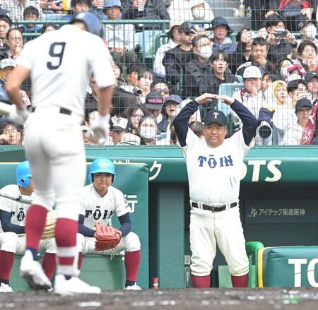 ７回、ベンチから合図を送る大阪桐蔭・西谷浩一監督（撮影・高部洋祐）