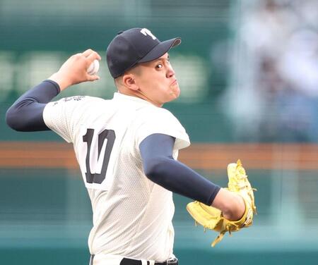 力投する先発投手の大阪桐蔭・川本晴大（撮影・中田匡峻）
