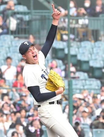 優勝し喜ぶ大阪桐蔭・川本晴大（撮影・高部洋祐）