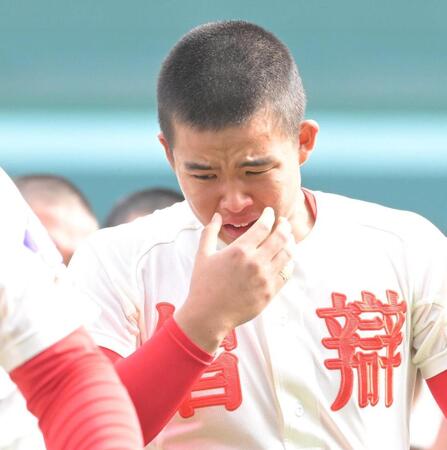 涙する智弁学園・杉本真滉（撮影・高部洋祐）