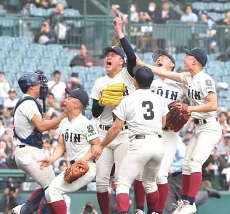 優勝し喜ぶ大阪桐蔭・川本晴大（中央）らナイン（撮影・高部洋祐）