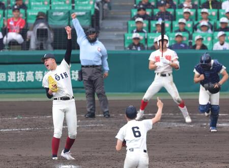 ９回、智弁学園・八木颯人を空振り三振に仕留めて優勝を決め、喜びを爆発させる大阪桐蔭・川本晴大（左）＝撮影・立川洋一郎