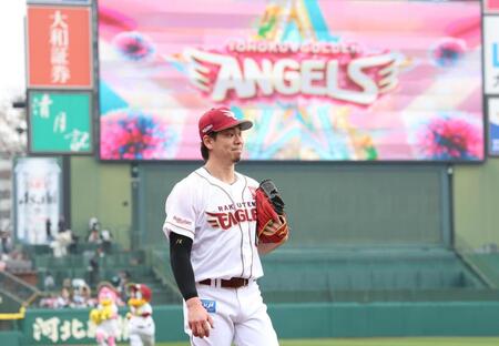 ベンチに引き揚げる前田健（撮影・佐々木彰尚）