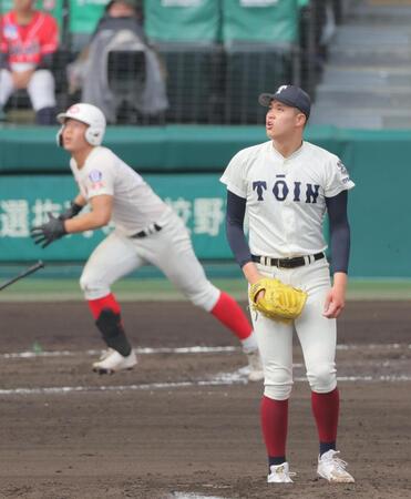 ６回、逢坂（左）に本塁打を放許す川本