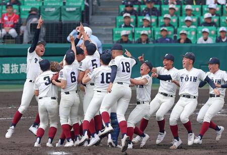 ９回、優勝を決めて喜びを爆発させる大阪桐蔭ナイン（撮影・立川洋一郎）