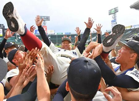 胴上げされる大阪桐蔭・西谷監督（撮影・中田匡峻）