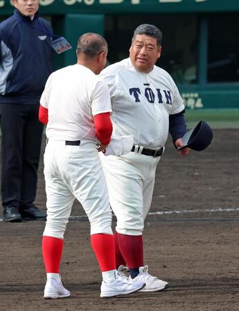 智弁学園・小坂監督（左）と言葉を交わす大阪桐蔭・西谷監督（撮影・立川洋一郎）