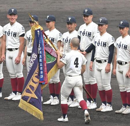 優勝旗を手にする大阪桐蔭・黒川虎雅（４）を見つめる大阪桐蔭・川本晴大（右から３人目）＝撮影・高部洋祐