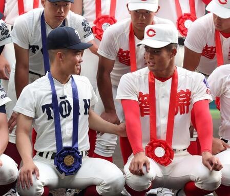 集合写真の際、言葉を交わす大阪桐蔭・黒川虎雅（左）と智弁学園・角谷哲人（撮影・中田匡峻）